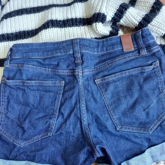 Short Vans - Picture 2 of 4